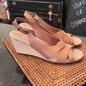 Ugg Sz 10 EUC Tan Leather Espadrille Wedge Sandals